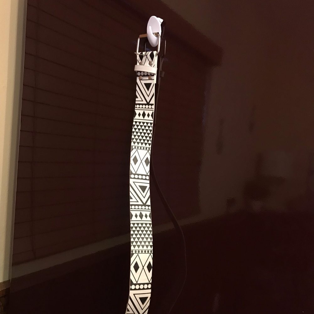Small chevron black and white belt